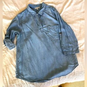 Chambray pull over top with button roll sleeves. Size medium.